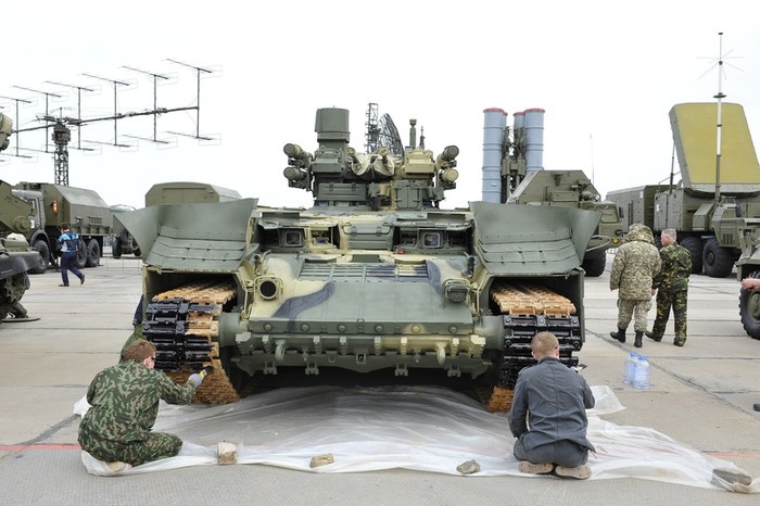 Sơn lên xích của phương tiện chiến đấu hỗ trợ xe tăng BMPT